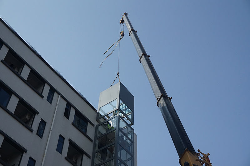 这份新年礼物非同寻常！ ——摩登7工厂总部员工宿舍分段式框架结构电梯安装中