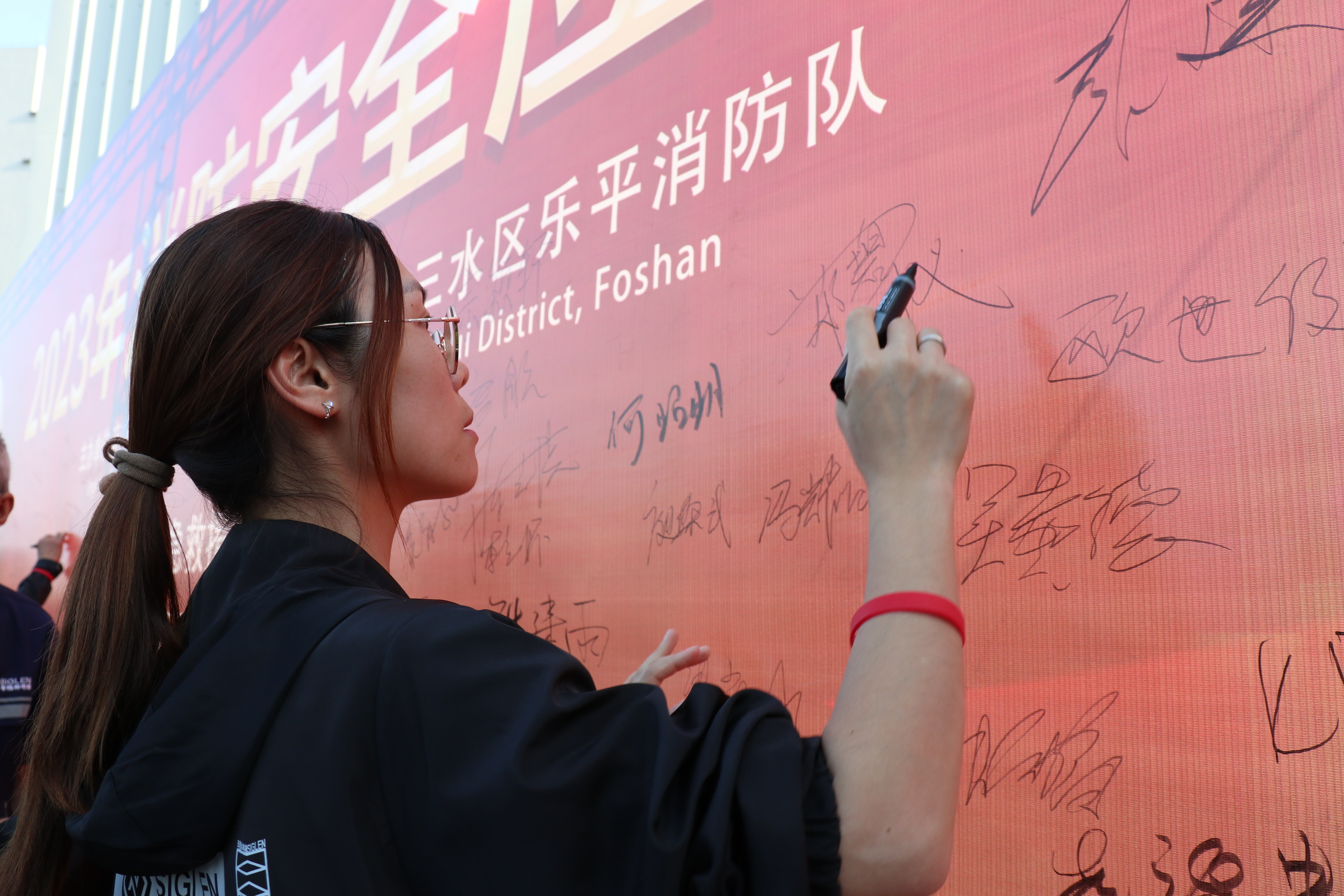 深圳别墅曳引式电梯生产厂家，摩登7教你如何选择合适的别墅电梯！