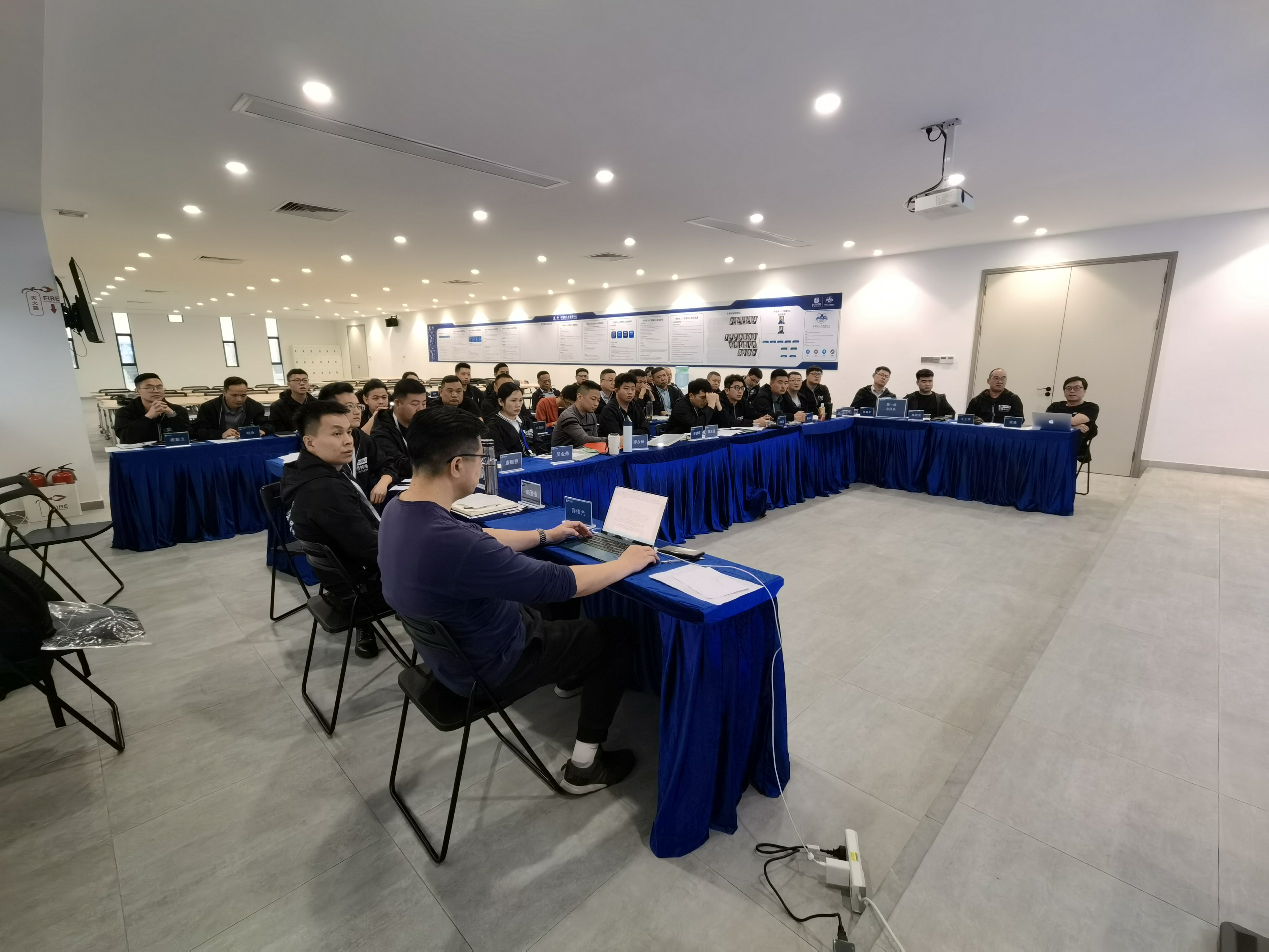 家用曳引式电梯生产厂家怎么选？摩登7来教你！