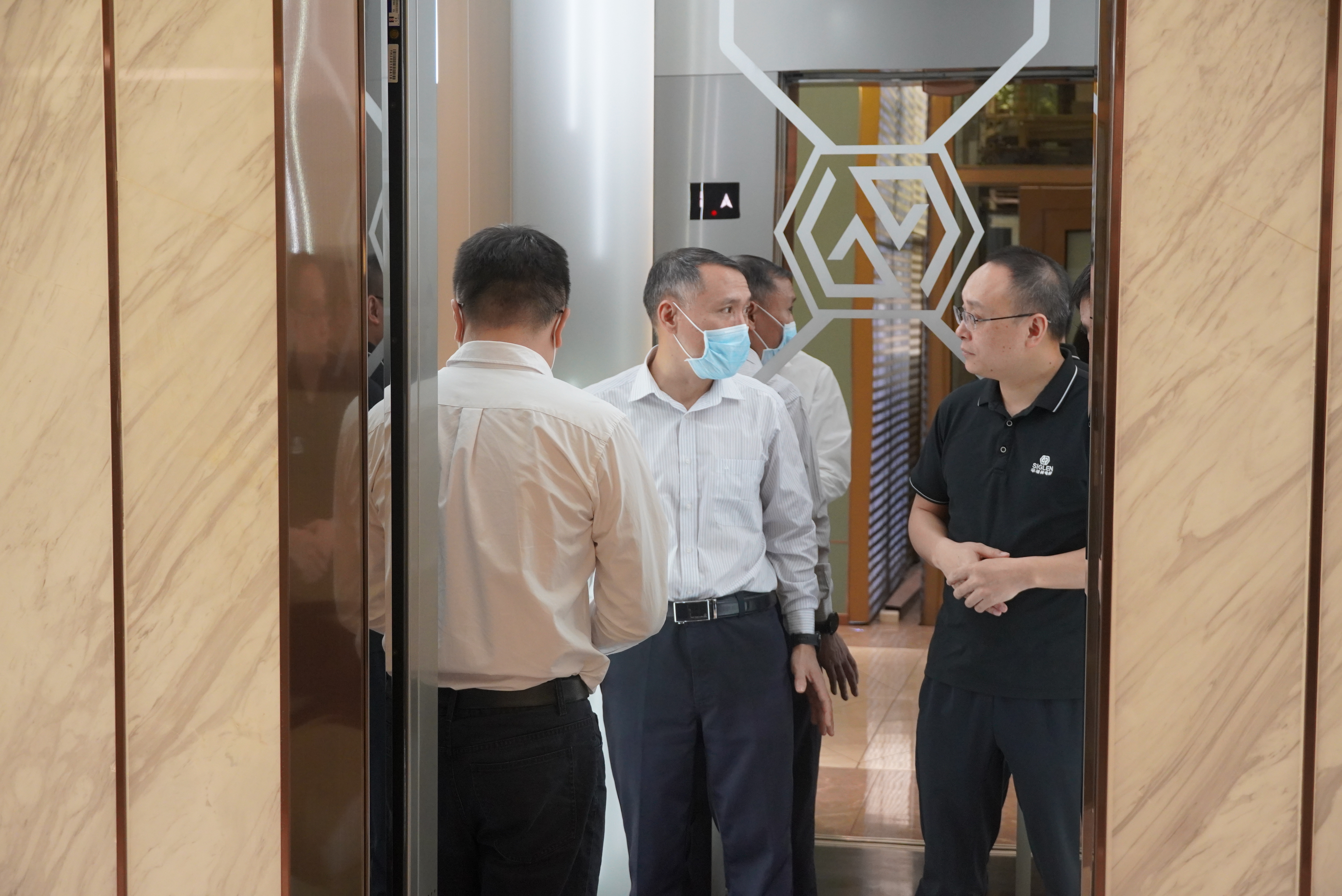 三层小型别墅家用电梯建议选摩登7，性价比很高