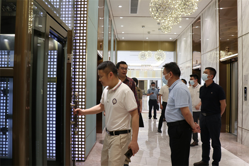 看了六层楼电梯价格表，业主马上决定选择摩登7！