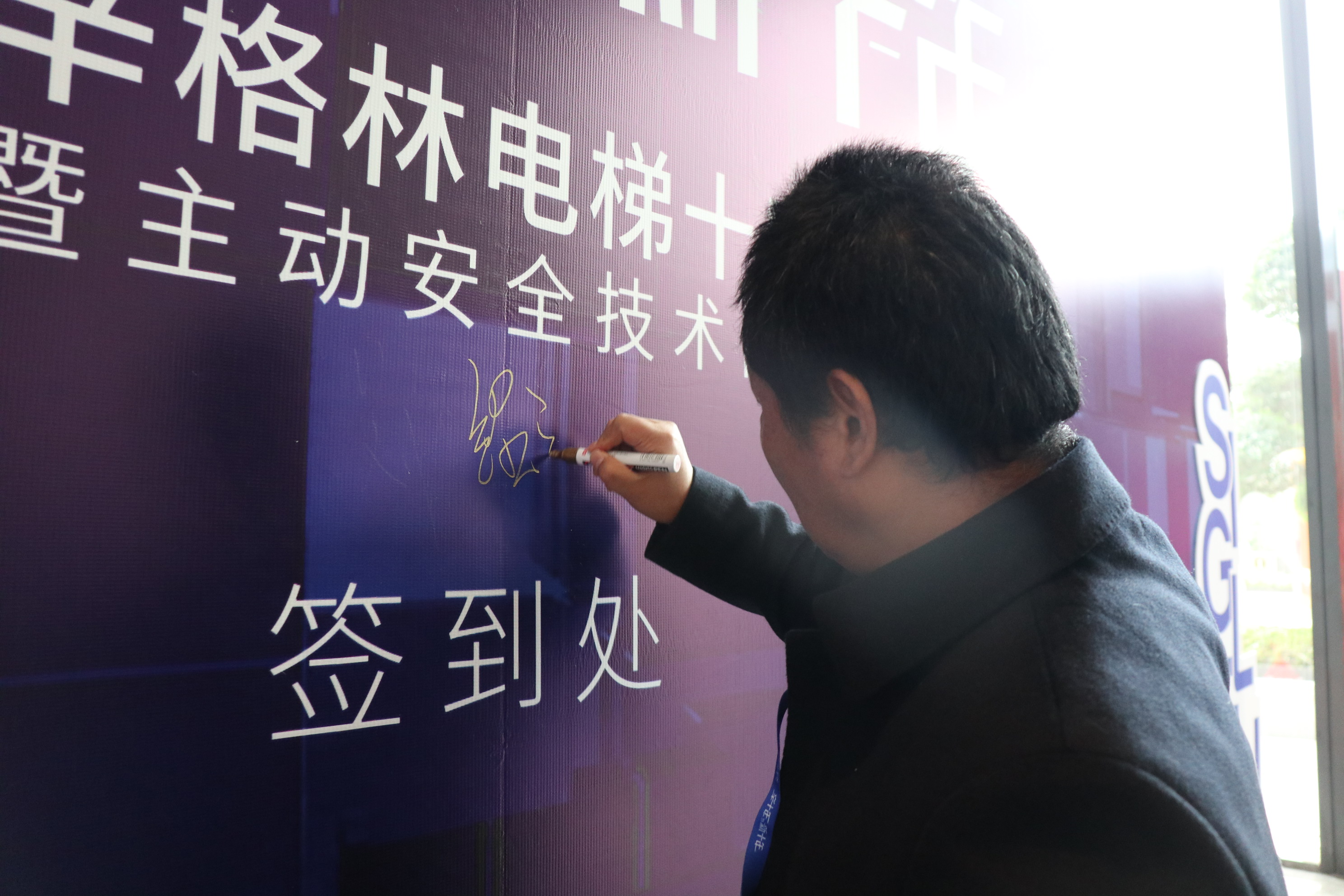 家用什么电梯好？业主们都推荐摩登7